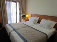 חדר שינה עם 2 מיטות