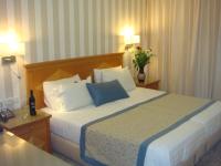 Bedroom with twin beds - Armon Hayarkon